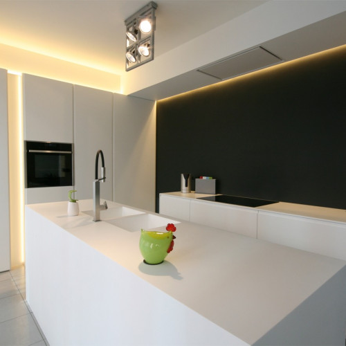 In deze keuken zorgden wij voor de maatkasten met aangepaste sfeerverlichting. Kast-ID Antwerpen